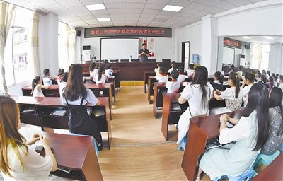  圖②：法院干警向參加活動(dòng)的學(xué)生和家長講解暑假安全教育知識(shí)。