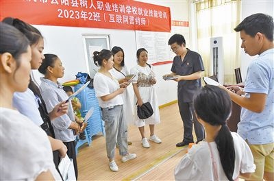  圖③：法院干警現(xiàn)場指導(dǎo)鄉(xiāng)村“代理家長”如何正確管護(hù)留守兒童。
