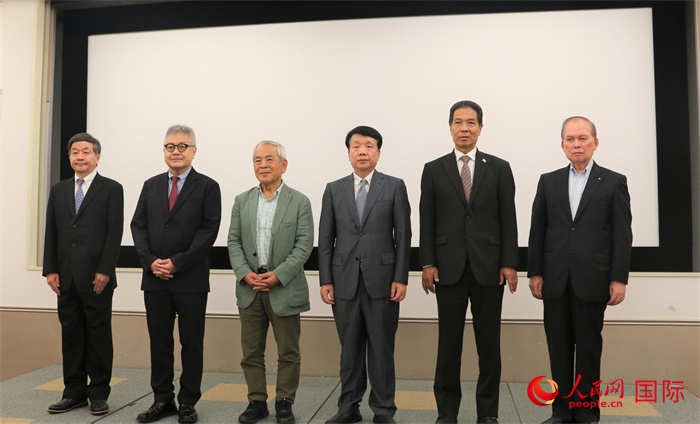 主辦方與嘉賓合影。（人民網(wǎng) 許可攝）