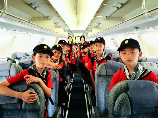 文縣東壩童聲合唱團(tuán)的孩子們?cè)陲w機(jī)上。