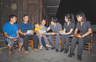 “法治屋場會”上，法院黨員志愿服務(wù)隊在給種植戶普及法律知識。