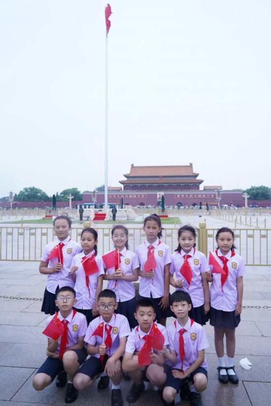 文縣東壩童聲合唱團(tuán)的孩子們?cè)谔彀查T廣場(chǎng)合影。
