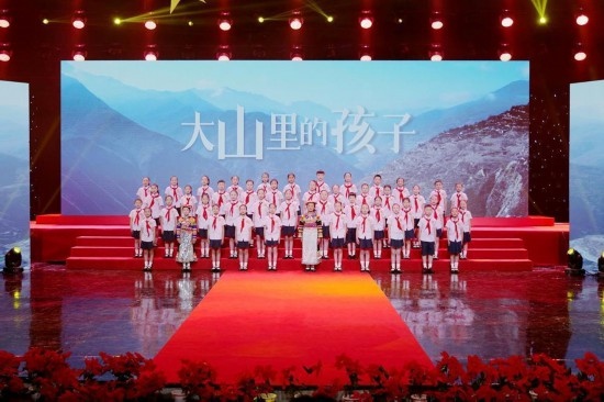 文縣東壩童聲合唱團(tuán)的孩子們?cè)诟拭C廣播電視總臺(tái)青少頻道錄節(jié)目。