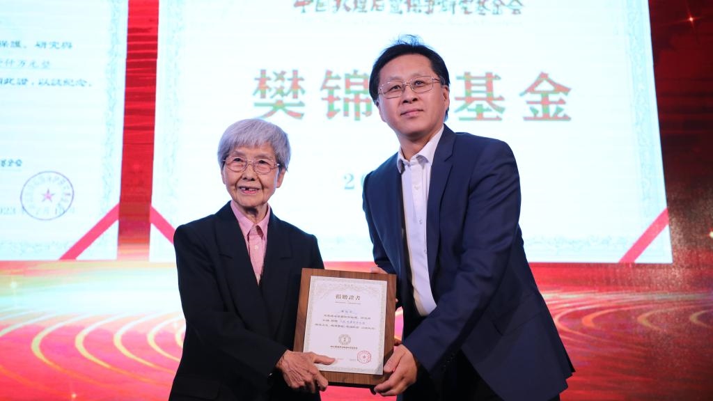國家文物局黨組成員、副局長解冰（右）為樊錦詩（左）頒發(fā)捐贈(zèng)證書。新華社記者張睿 攝
