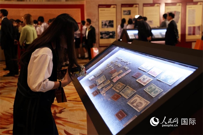 觀眾在“三江出海 一紙還鄉(xiāng)”僑批歷史文化展上觀賞展品。人民網(wǎng)記者楊一攝