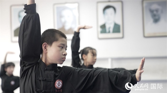 正在練習劈掛拳的武術學童。人民網(wǎng)記者 袁蒙攝