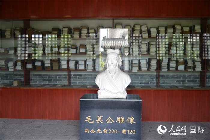 河間詩經(jīng)齋毛萇雕像。雕像后書櫥中陳列的是歷代各版本《詩經(jīng)》及譯本。 人民網(wǎng) 趙昭攝