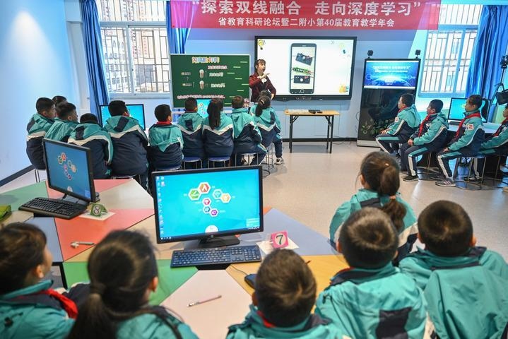 福州教育學院附屬第二小學的學生在由學校與網(wǎng)龍網(wǎng)絡(luò)公司共同打造的“創(chuàng)客教室”學習科學課（2020年12月18日攝）。新華社記者 宋為偉 攝