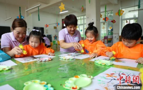 在肥西縣山南鎮(zhèn)中心幼兒園，孩子們在老師的指導下作畫。陳家樂 攝