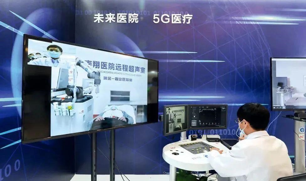 2021年5月7日，上海瑞金醫(yī)院，醫(yī)生通過(guò)遠(yuǎn)程控制5G機(jī)械臂為病人做B超。