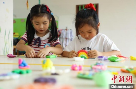 在肥西縣山南鎮(zhèn)中心幼兒園，孩子們在做彩色泥塑。陳家樂 攝
