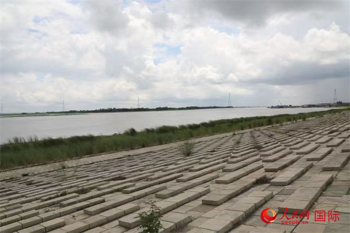 孟加拉國帕德瑪大橋河道整治工程北岸整治區(qū)域長1.5千米，南岸長11.5千米，是目前世界上規(guī)模最大的河道整治工程。人民網(wǎng)記者 孫廣勇攝