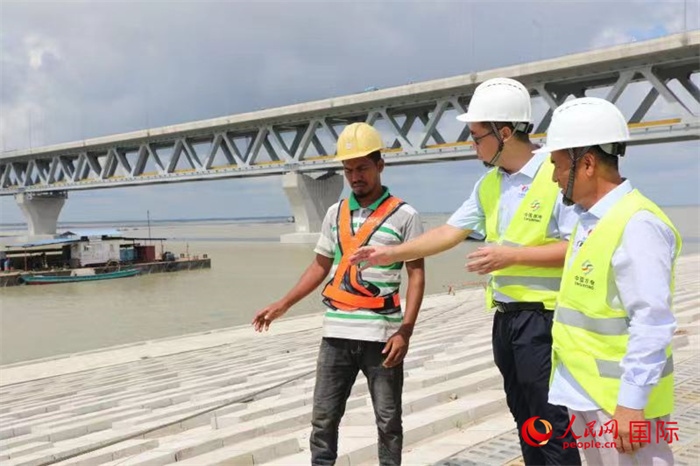 孟加拉國帕德瑪大橋河道整治工程北岸整治區(qū)域長1.5千米，南岸長11.5千米，是目前世界上規(guī)模最大的河道整治工程。人民網(wǎng)記者 孫廣勇攝