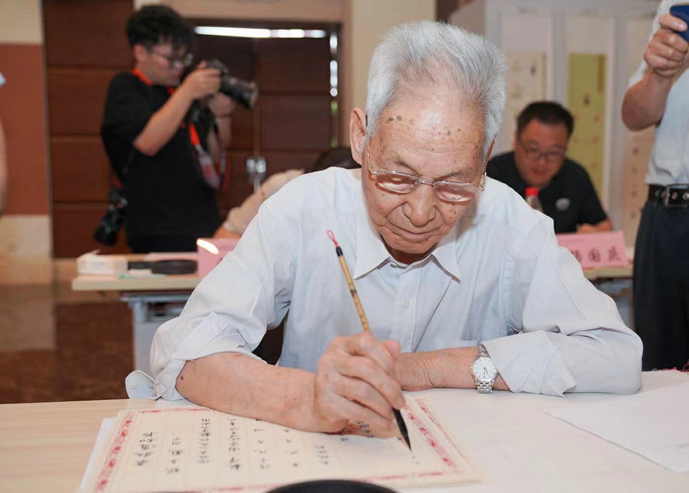 老教授們用毛筆書寫2023級新生錄取通知書。校方供圖