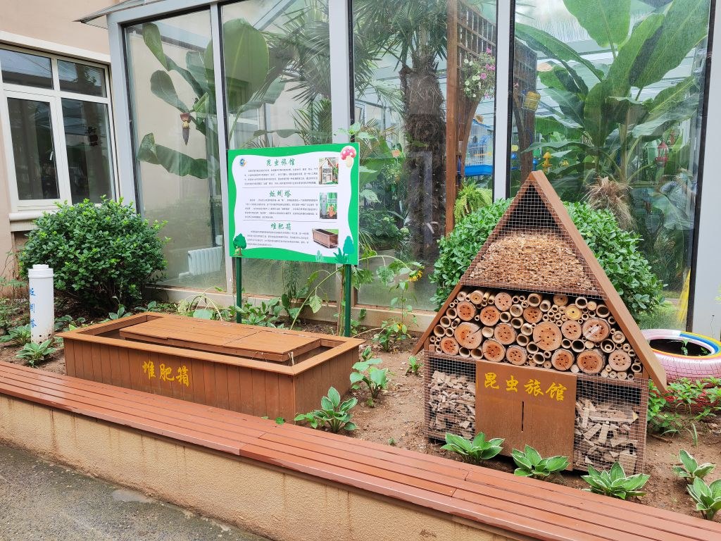 7月14日，大連市甘井子區(qū)實驗小學(xué)“識嫣園”里的堆肥箱。新華社記者張博群攝