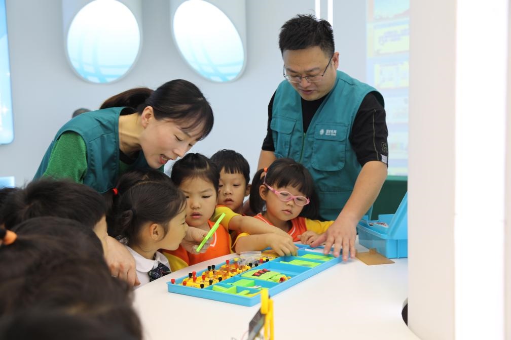 7月12日，浙江寧波奉化區(qū)實驗小學(xué)，暑托班孩子學(xué)習(xí)暑期安全用電和節(jié)能知識。新華社記者張璇攝