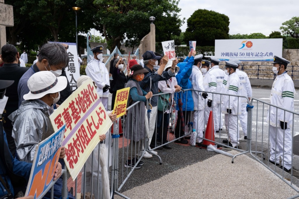 2022年5月15日，在日本沖繩，人們?cè)跊_繩回歸日本本土50周年紀(jì)念儀式現(xiàn)場(chǎng)外抗議。新華社記者張笑宇攝