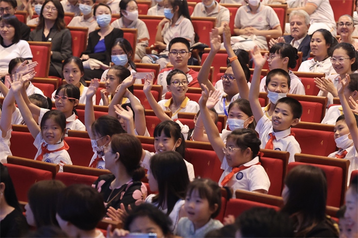 觀看演出的中小學生。中外語言交流合作中心供圖