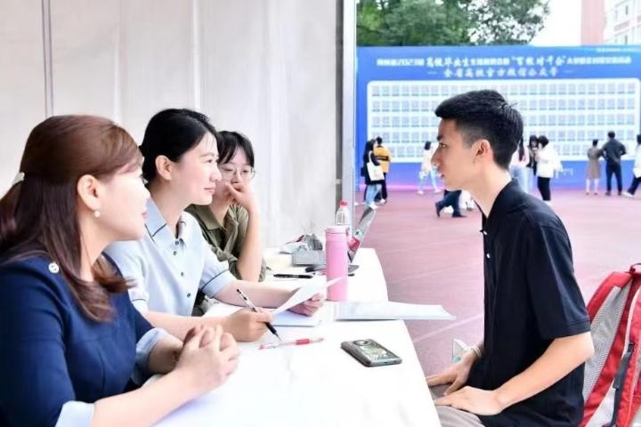 2023年5月7日，四川省2023屆高校畢業(yè)生專場招聘會暨“百校對千企”大型校企對接交流活動在成都理工大學舉行。（四川省教育廳供圖）
