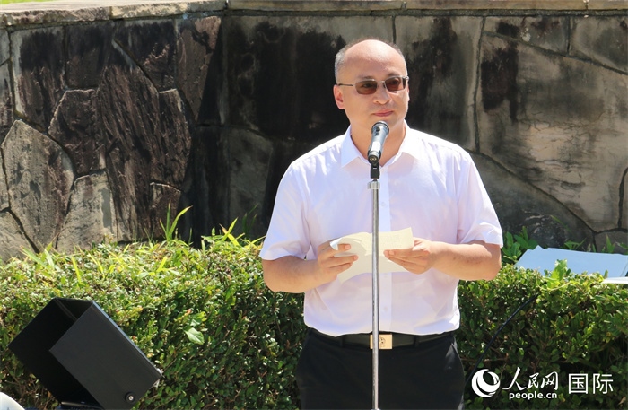 昆明市副市長安恩法在紀念儀式上致辭。人民網(wǎng) 許可攝