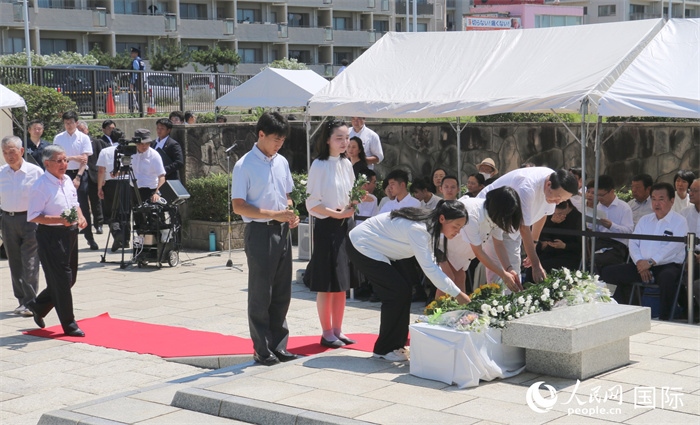 日本當?shù)孛癖?、在日華僑華人等依次向聶耳紀念碑敬獻鮮花。人民網(wǎng) 許可攝
