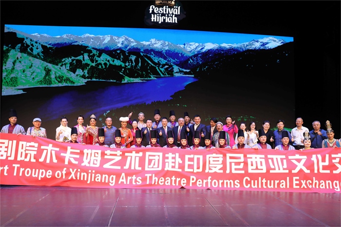 演出結(jié)束后陸慷大使和夫人及印尼官員與演職人員合影。中國(guó)駐印度尼西亞大使館供圖