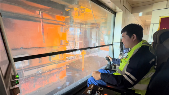國家電投內(nèi)蒙古公司南露天煤礦裝車站司機(jī)石繼立的操縱下，一次性60噸的煤炭穩(wěn)穩(wěn)裝入車廂。人民網(wǎng) 金洪花攝