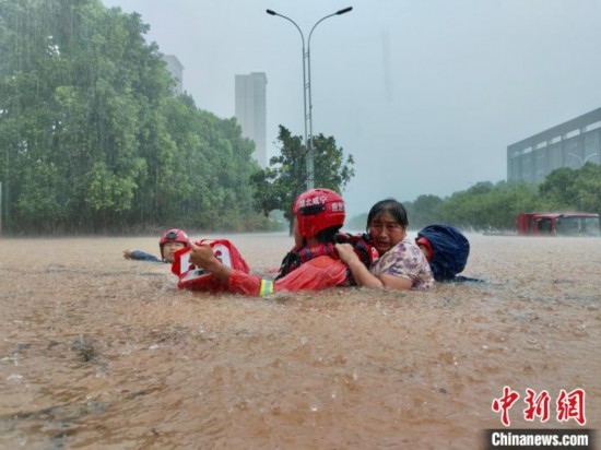 湖北咸寧暴雨引發(fā)內(nèi)澇， 消防營救民眾 朱燕林 攝