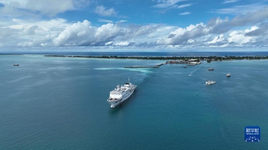 7月22日，中國海軍“和平方舟”號醫(yī)院船結(jié)束基里巴斯訪問，駛離塔拉瓦港。新華社發(fā)（桂江波 攝）
