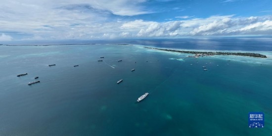 7月22日，中國海軍“和平方舟”號醫(yī)院船結(jié)束基里巴斯訪問，駛離塔拉瓦港。新華社發(fā)（桂江波 攝）