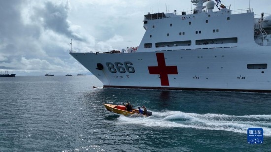 7月22日，中國海軍“和平方舟”號醫(yī)院船駛離塔拉瓦港途中，基里巴斯當(dāng)?shù)孛癖婑{船揮手告別。新華社發(fā)（桂江波 攝）