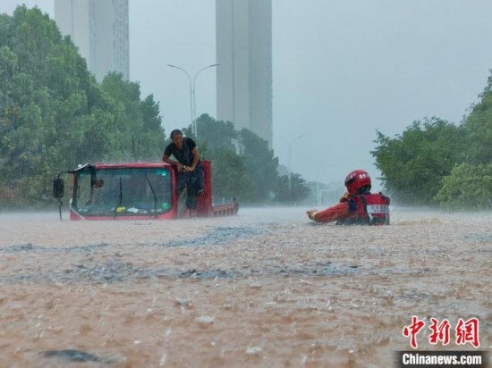湖北咸寧暴雨引發(fā)內(nèi)澇，消防營救疏散民眾 朱燕林 攝