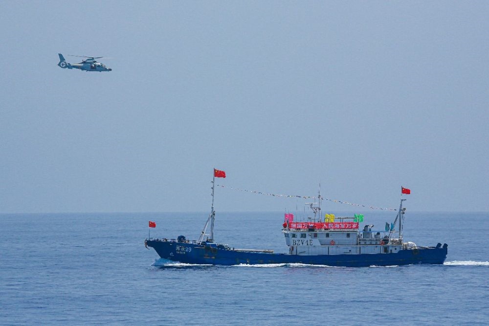 ↑中國(guó)海軍第40批護(hù)航編隊(duì)中的艦載直升機(jī)在被護(hù)船只周邊海域巡邏警戒（2022年6月4日攝）。新華社發(fā)（唐文 攝）