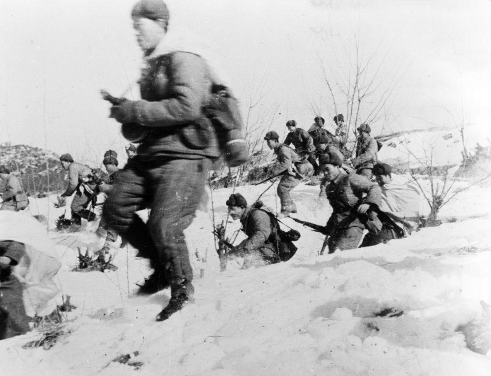 △中國人民志愿軍戰(zhàn)士向美軍進攻的情形（1951年攝）。