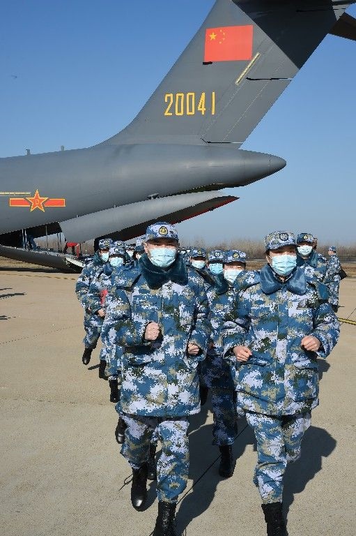 ↑2020年2月17日，一批軍隊(duì)支援湖北醫(yī)療隊(duì)員抵達(dá)武漢天河機(jī)場(chǎng)。新華社記者 黎云 攝
