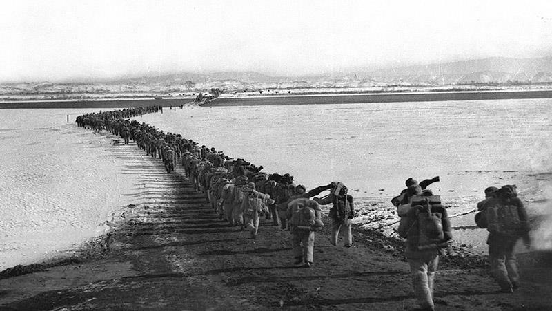 △1950年10月，抗美援朝志愿軍隊伍雄赳赳、氣昂昂跨過鴨綠江。
