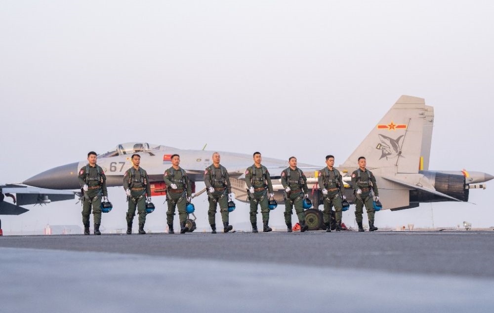 ↑海軍航空大學(xué)某基地艦載機(jī)飛行教官群體（2021年12月11日攝）。新華社發(fā)（萬全 攝）