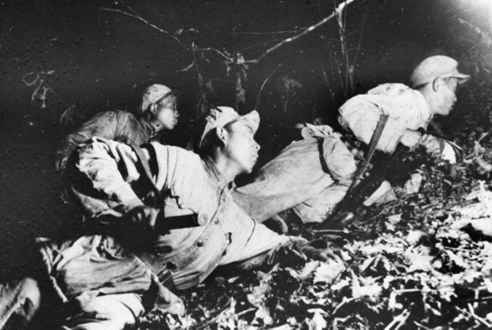在1952年秋季的上甘嶺戰(zhàn)役中，堅(jiān)守在坑道里的戰(zhàn)士準(zhǔn)備夜間出擊。新華社發(fā)（資料照片）