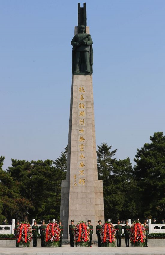 2022年9月30日，遼寧省暨沈陽(yáng)市向烈士紀(jì)念碑敬獻(xiàn)花籃儀式在沈陽(yáng)抗美援朝烈士陵園紀(jì)念碑廣場(chǎng)舉行。新華社記者 楊青 攝