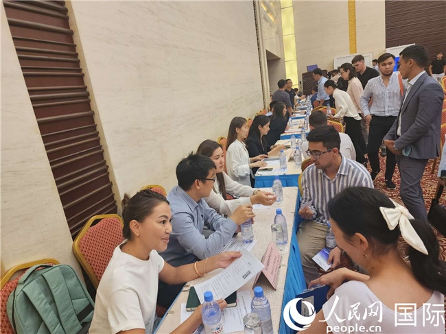 圖為中企代表與哈留華畢業(yè)生現(xiàn)場交流。人民網(wǎng)記者 李強(qiáng)攝