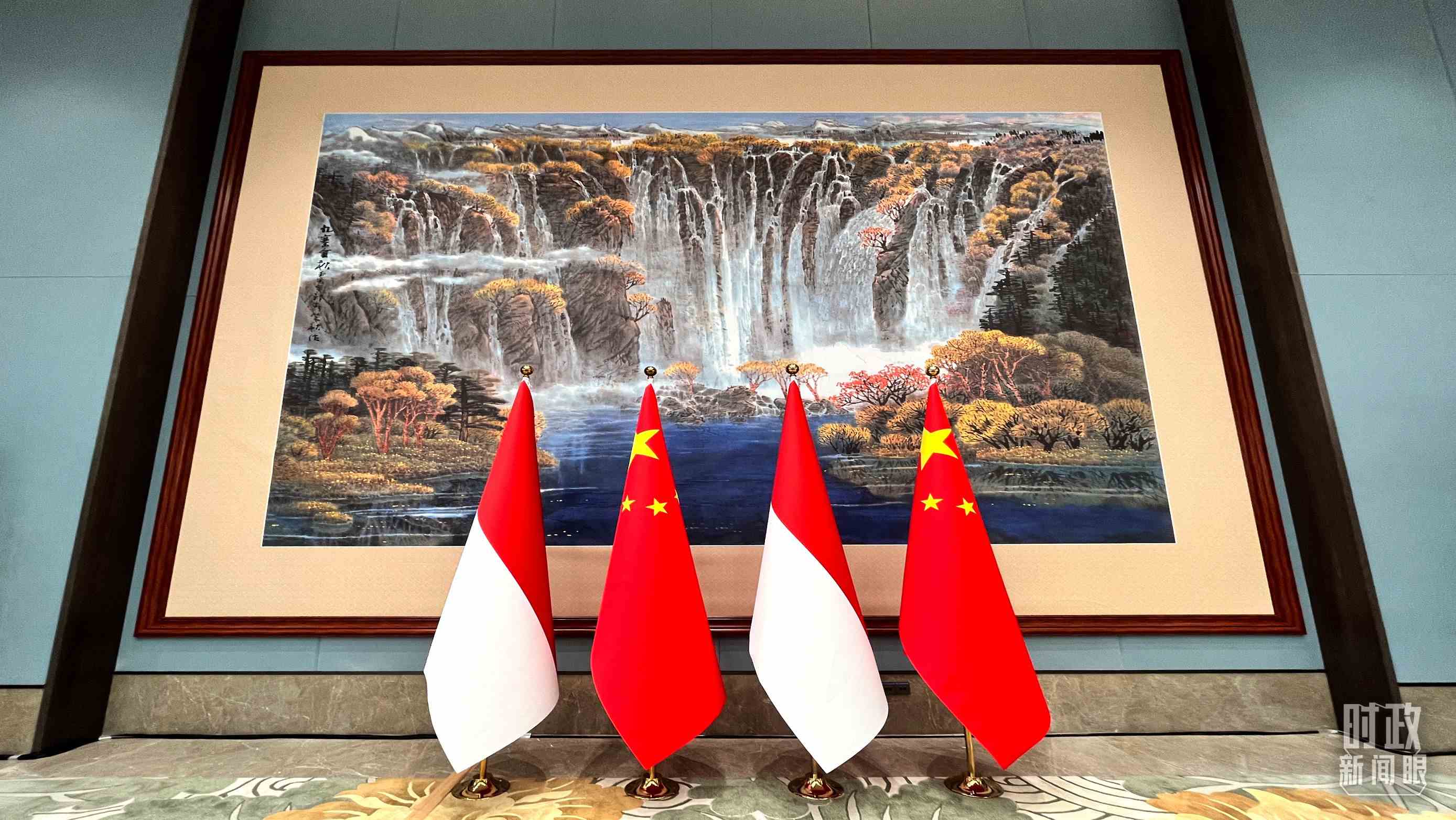 會(huì)見現(xiàn)場的中印尼兩國國旗。（總臺央視記者張垚拍攝）