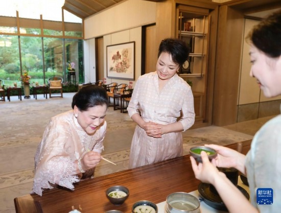 7月27日下午，國(guó)家主席習(xí)近平夫人彭麗媛在四川成都會(huì)見陪同印度尼西亞總統(tǒng)佐科來華出席第31屆世界大學(xué)生夏季運(yùn)動(dòng)會(huì)開幕式并訪華的總統(tǒng)夫人伊莉亞娜。這是彭麗媛邀請(qǐng)伊莉亞娜觀看茶藝表演，并同伊莉亞娜親切茶敘。新華社記者 丁林 攝