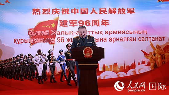 哈國(guó)防部副部長(zhǎng)卡馬列特季諾夫中將發(fā)表致辭。人民網(wǎng)記者 李強(qiáng)攝