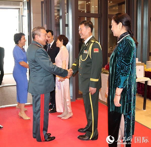 國(guó)防武官胡德君大校迎接賓客。人民網(wǎng)記者李強(qiáng)攝