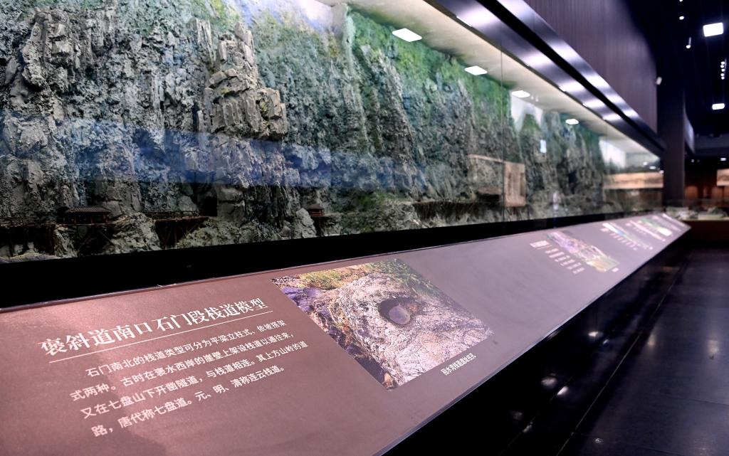 近日拍攝的陜西省漢中市博物館褒斜古棧道陳列室。新華社記者 劉瀟 攝