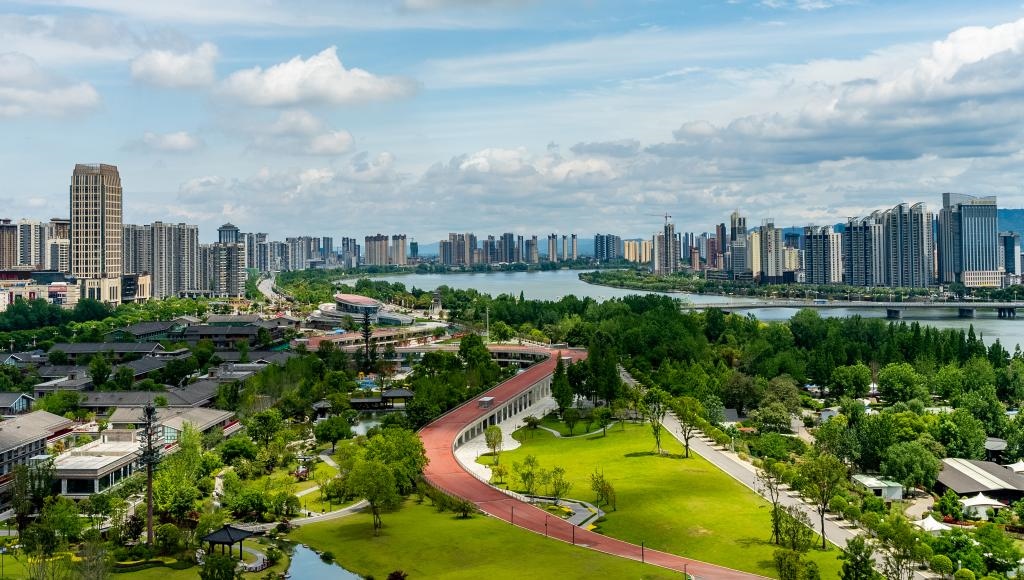 4月30日拍攝的天漢濕地公園景色。新華社發(fā)（李偉 攝）