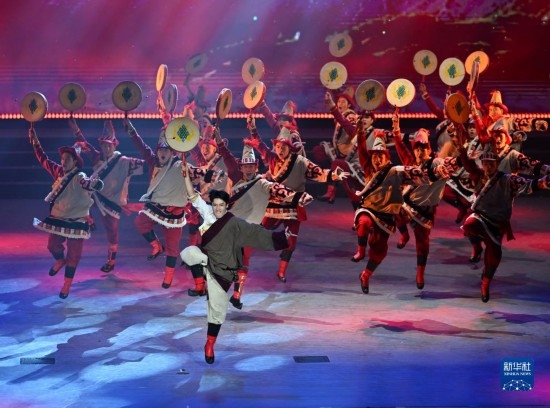 7月29日，演員在聯(lián)歡會(huì)現(xiàn)場(chǎng)表演舞蹈。新華社記者 蔡湘鑫 攝