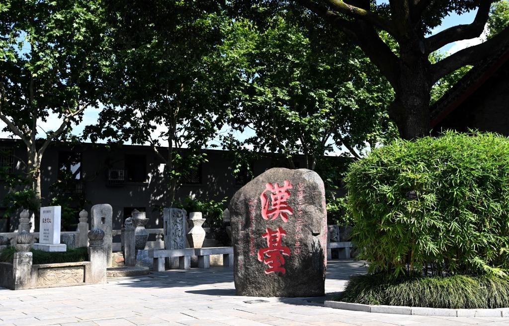 近日拍攝的陜西省漢中市博物館內(nèi)的“漢臺”石碑。新華社記者 劉瀟 攝