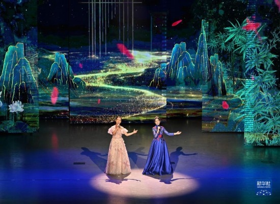 7月29日，演員在聯(lián)歡會(huì)現(xiàn)場(chǎng)演唱。新華社記者 蔡湘鑫 攝