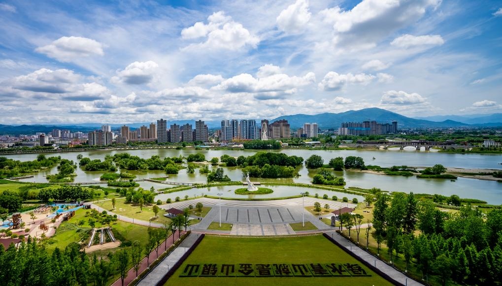 4月30日拍攝的天漢濕地公園景色。新華社發(fā)（李偉 攝）